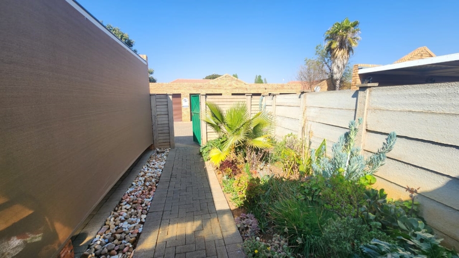 2 Bedroom Property for Sale in Langenhovenpark Free State